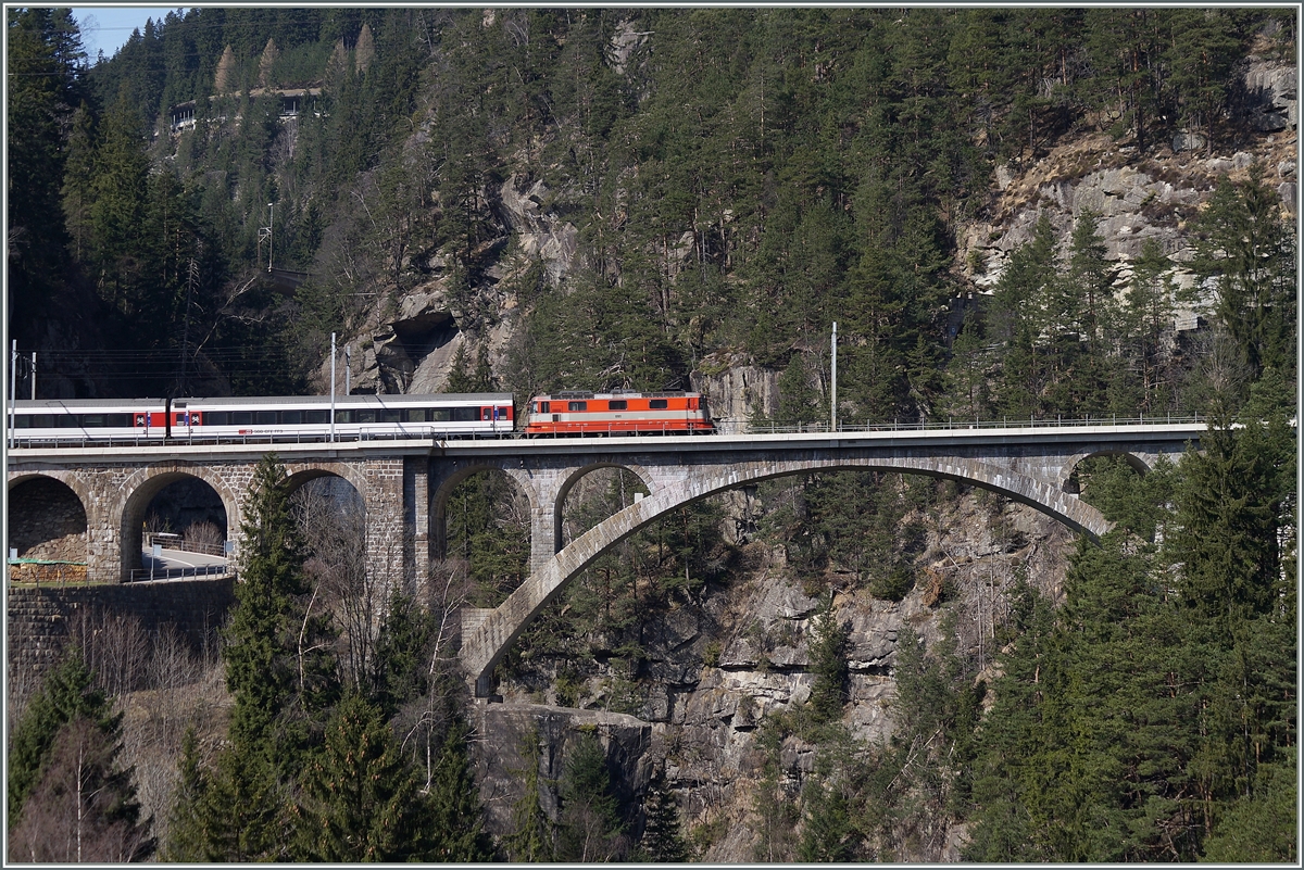 Die Swiss-Express Re 4/4 II 11109 auf der Mittleren Meienreuss Brücke bei Wasen an der Gotthard Nord Rampe. 
21. März 2014
