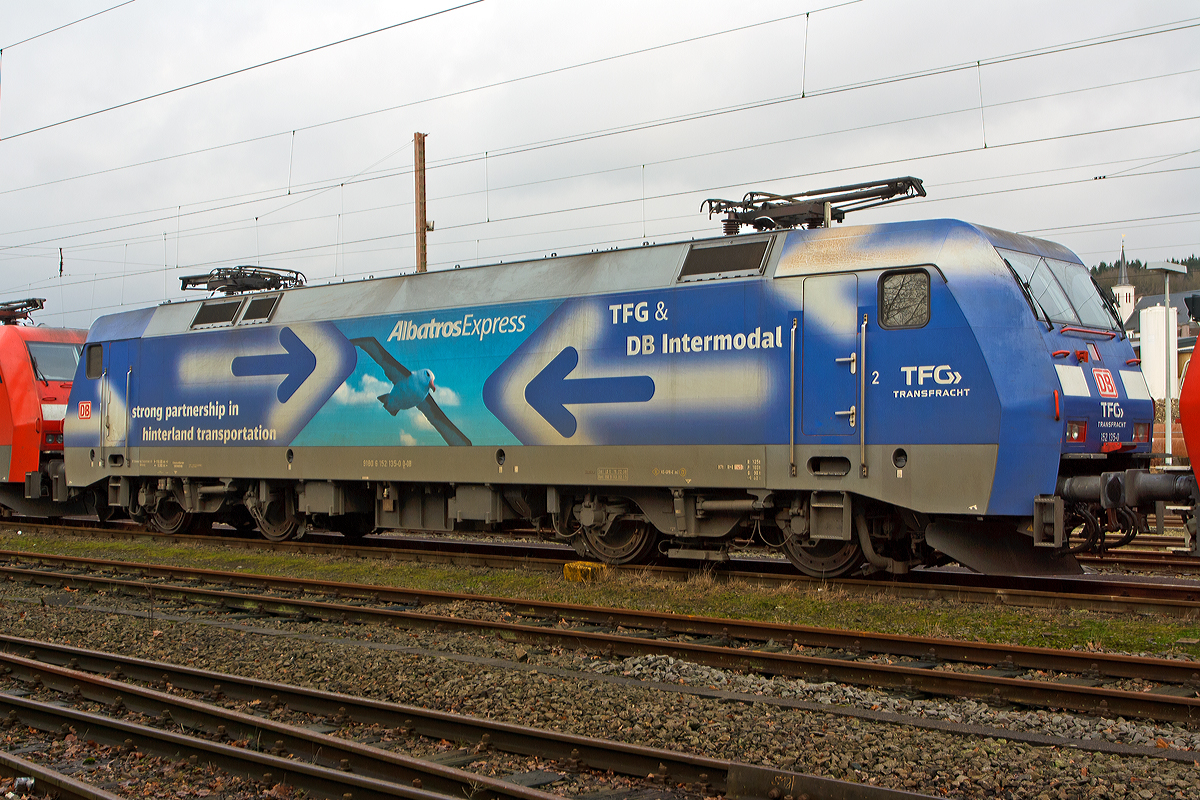 
Die TFG Transfracht  AlbatrosExpress  152 135-0  (91 80 6152 135-0 D-DB) der DB Schenker Rail Deutschland AG steht am 25.12.2014 in Kreuztal im Abstellbereich. 

Die Siemens ES 64 F wurde 2000 von Krauss-Maffei AG / Siemens in München unter der Fabriknummer 20262 gebaut.