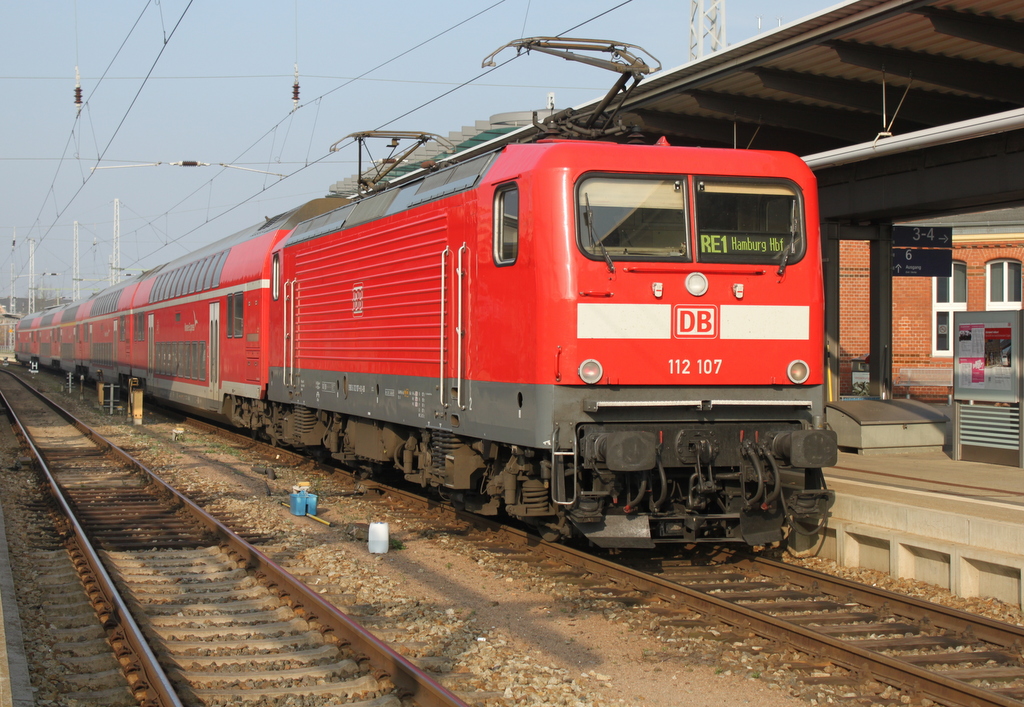 Die top gepflegte 112 107-8 stand am 31.10.2015 mit RE 4308 von Rostock Hbf nach Hamburg Hbf zur Abfahrt im Rostocker Hbf bereit.