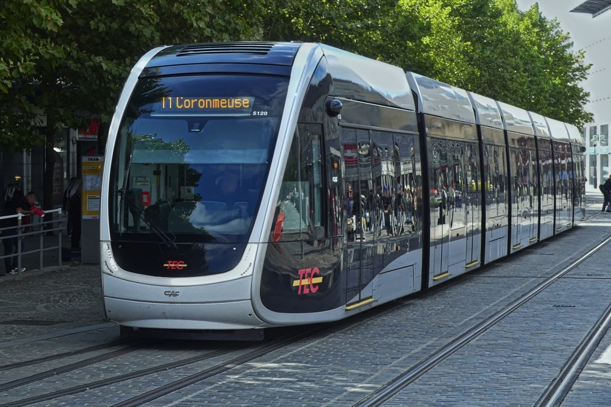Die Tram biegt hier nach der Haltestelle Place Saint Lambert, auf das Eigleisige Teilstck in Richtung Coronmeuse bzw Liege Expo ab, die Haltestellen La Batte und Curtius Haltestellen werden nur aus dieser Richtung bedient, danch verluft die Strecke wieder 2 Gleisig. 18.09.2025