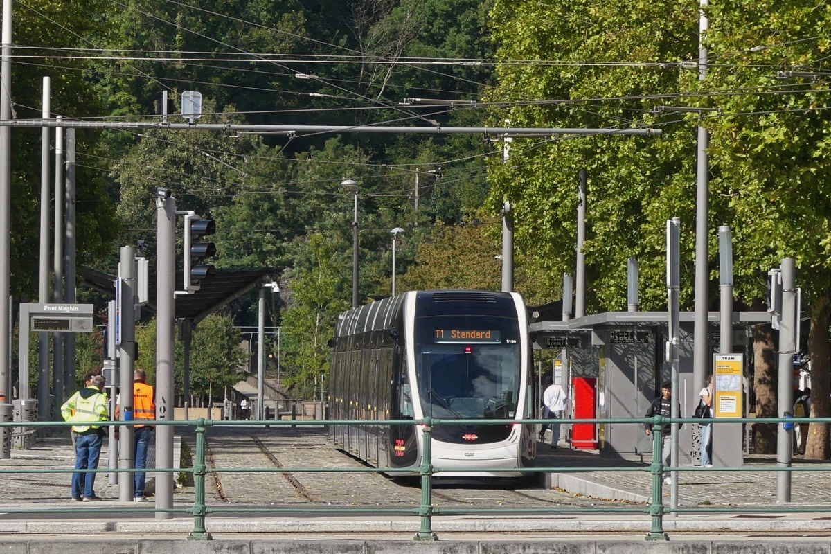 Die Tram entweder von der Haltestelle Lige Expo oder Place Coronmeuse, biegen hier an der Haltestelle Pont Maghin, in die Stadt ab und fhrt hier das Eingleisige Teilstck bis zur Place Saint Lambert ab, dabei bedient er die Haltestelle Fronstre. Aufgenommen vom Schiff bei der Rckfahrt nach Maastricht. 18.09.2025