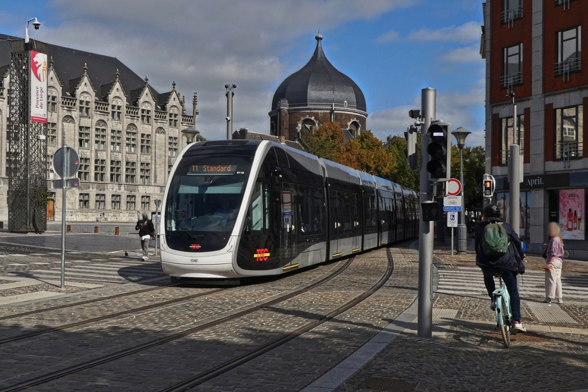 Die Tram kommt aus der Rue Bex, von der Haltestelle Pont Maghin her, wird gleiche die Haltestelle Place Saint Lambert erreichen, von hier verluft die Trasse wieder Zweigleisig. 18.09.2025