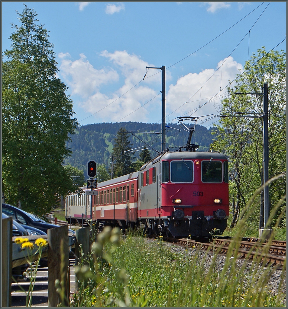 Die Travys Re 4/4 II 503 erreicht mit ihrem Schülerzug Le Pont.
3. Juni 2015