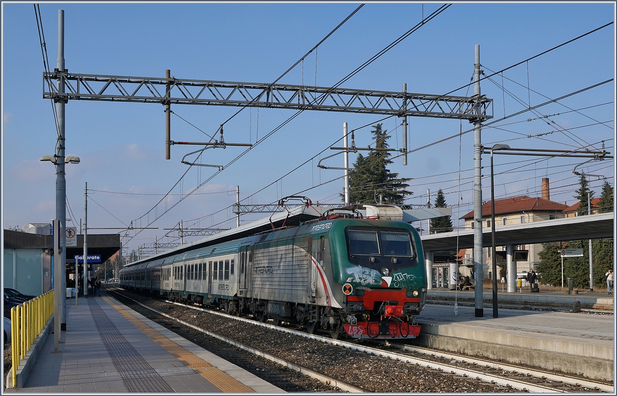 Die Trenord E 464 470 mit ihrem RE Domodossola - Milano Centrale beim Halt in Gallarate.

16. Jan. 2018