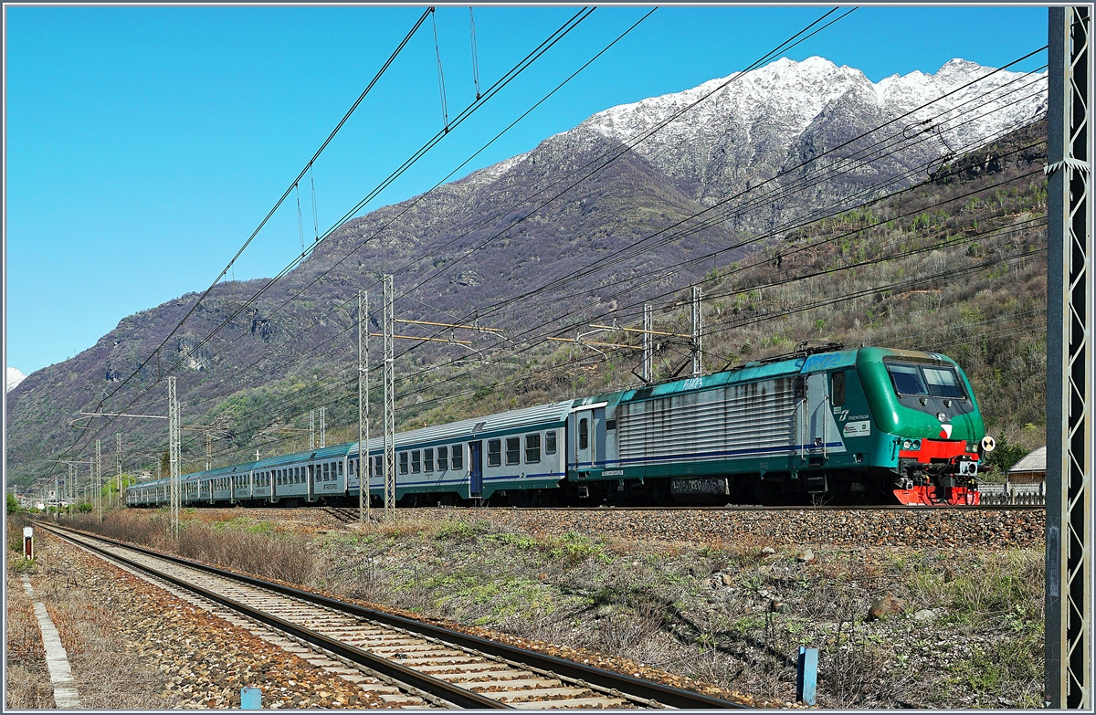 Die Trenord E 464.238 (UIC 91 83 2464 238-4 I-TN) mit einem Regionalzug auf der Fahrt nach Milano Porta Garibaldi kurz nach Premosselo Chiovenda.
Im Vordergrund das Gleis der Strecke Domodossola - Novara.

8. April 2019