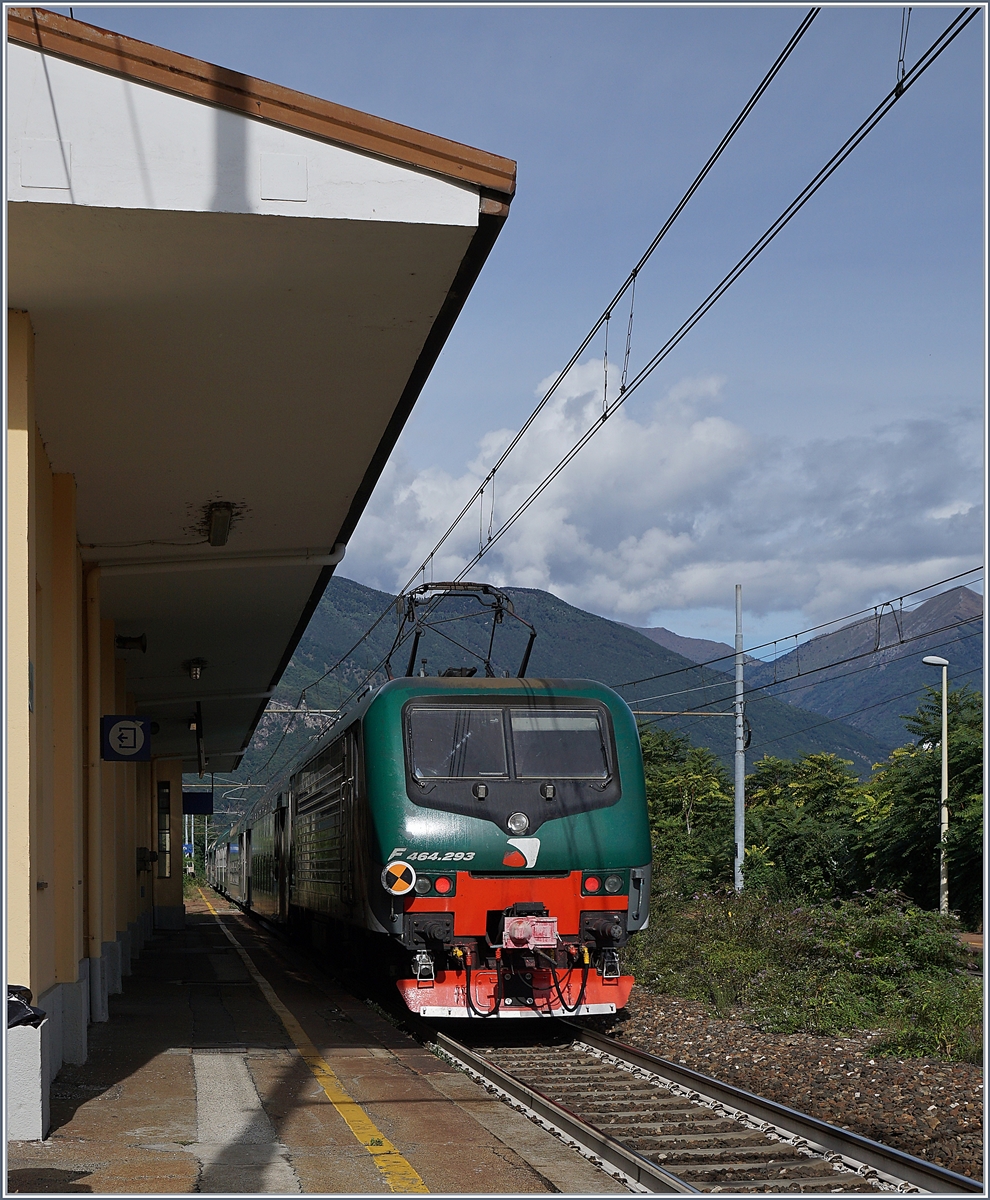 Die Trenord E 464.293 schiebt bei Vogogny ihren Regionalzug Richtung Domodossola.
18. Sept. 2017