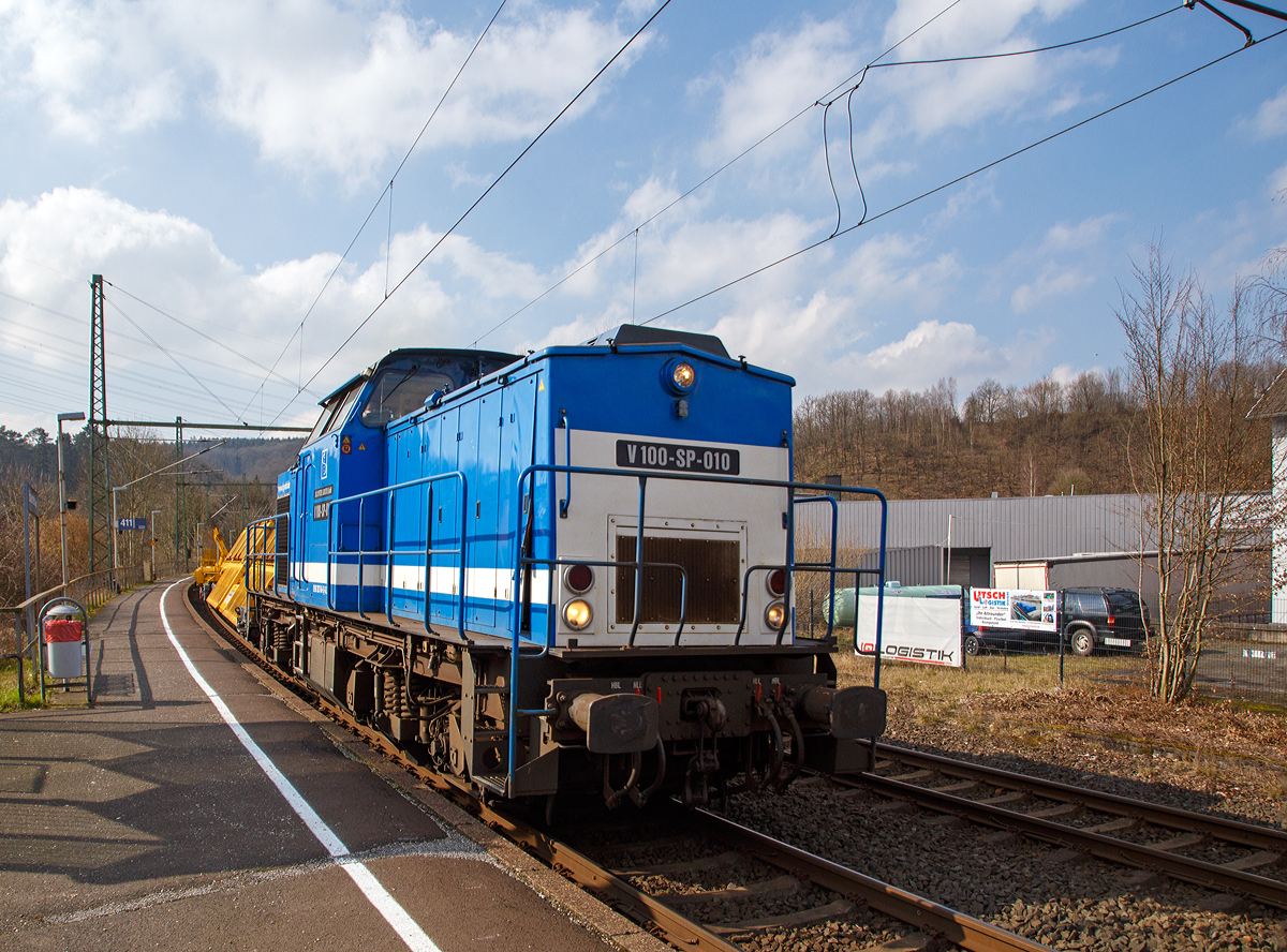 
Die V 100-SP-010 (92 80 1203 146-6 D-SLG) der SLG Spitzke Logistik GmbH, ex DR 110 847-1, ex DR 112 847-9, ex DB 202 847-0, fährt am 09.03.2016, mit zwei leeren Weichentransportwagen sowie einigen Flachwagen der Gattung Res, durch den Bf. Scheuerfeld(Sieg) in Richtung Siegen. 

Die ex V 100.1 wurde 1976 von LEW (VEB Lokomotivbau Elektrotechnische Werke „Hans Beimler“ Hennigsdorf) unter der Fabriknummer 15232 gebaut und an die DR als 110 847-1 ausgeliefert, 1988 erfolgte der Umbau in 112 847-9. Im Jahr 1992 erfolgte die Umzeichnung in DR 202 847-0 und zum 01.01.1994 dann in DB 202 847-0.
Bei der DB wurde sie dann 1998 ausgemustert und an das SFZ - Schienenfahrzeugzentrum Stendal (ab 2002 dann ALSTOM Lokomotiven Service GmbH in Stendal verkauft) und dort erfolgte dann der Umbau gemäß Umbaukonzept BR 203.1 in die heutige 1203 146-6. Im Jahr 2008 wurde sie an die SLG - Spitzke Logistik GmbH in Großbeeren verkauft. 

Technische Daten:
Spurweite: 1.435 mm (Normalspur)
Achsanordnung: B'B'
Länge über Puffer: 13.945 mm
Radsatzabstand im Drehgestell: 2.300mm
Drehzapfenabstand: 7.000mm
Kleinster befahrbarer Gleisbogenradius: 100m
Dienstgewicht: 69 t
Leistungsübertragung: dieselhydraulisch
Höchstgeschwindigkeit: 100 km/h
Kleinste Dauerfahrgeschwindigkeit: 11,1 km/h

Motortyp: Caterpillar 3512 B DI-TA
Motorart: 12-Zylinder-Dieselmotor mit Direkteinspritzung, Abgasturbolader und Ladeluftkühlung
Motorleitung: 1.305 kW (1.775 PS) bei 1.600 U/min
Hubraum: 51,8 l (Bohrung-Ø 170 x Hub 190 mm)
Motorgewicht: 6.537 kg
Getriebe: Voith Strömungsgetriebe GSR 30/5,7
