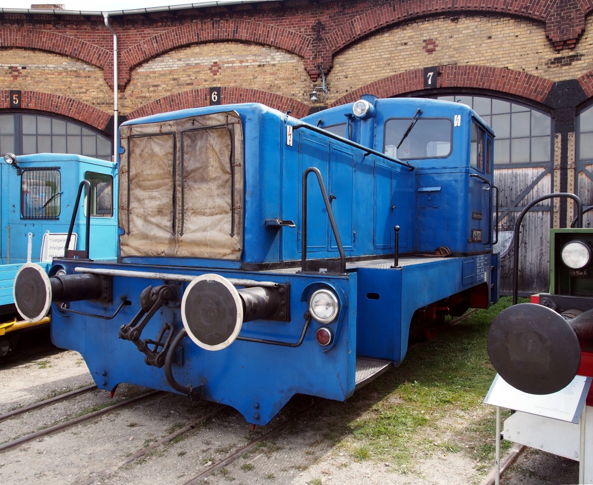 Die V 15 1001 ist ausgestellt beim 7. Dampfloktreffen im Bw Dresden Altstadt, am 17.04.2015. Die Daten der V 15 1001 sind: Hersteller: Lokomotivbau  Karl Marx  Babelsberg, Baujahr 1959, Fabriknummer 253 002, L�P 6940mm, Treibraddurchmesser 850mm, Dienstmasse 20to bei Achslast 8,5to, Vmax 30km/h, Leistung 150PS mit Knorr-Bremse.