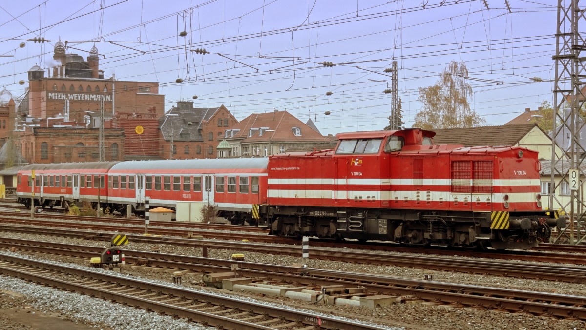 Die V100.04 der hessischen G�terbahn stattete Bamberg am 18.November 2013 einen Besuch ab. Links dahinter auf einem anderen Abstellgleis standen zwei N�rnberger n-Wagen abgestellt.