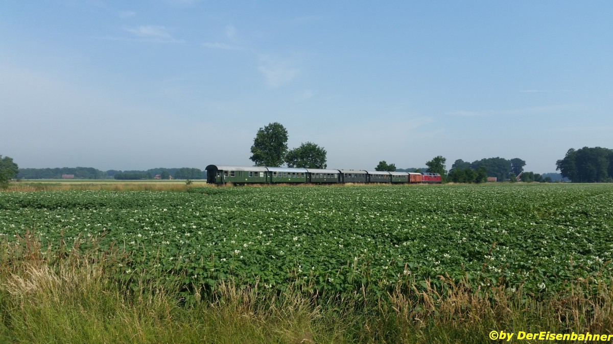 Die V200 033 auf dem weg nach Wilhelmshaven  (H�he Badbergen) am 04.07.2015