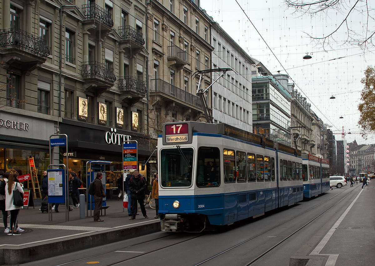Die VBZ 2084 gekuppelt mit VBZ 2040 zwei Tram 2000 (Be 4/6) als Linie 17 (Albisgütli - Hauptbahnhof – Werdhölzli) am 30.12.2015 in der Bahnhofstrasse (Zürich).

Die Tram 2000 ist der Name eines Tramtyps der von den Verkehrsbetrieben Zürich (VBZ) betriebenen Straßenbahn Zürich mit der Bauartenbezeichnung Be 4/6 (bzw. Be 2/4 und Be 4/8), welche zwischen 1976 und 1992 gebaut wurden.  Der Triebwagen 2084 ist ein Grundtyp Be 4/6 der 2. Serie (1985 bis1987), während der Triebwagen 2040 aus der 1. Serie (1976 bis 1978) stammt. Der wagenbauliche Teil  dieser Triebwagen ist von SWS, SWP sowie SIG, der elektrische Teil von BBC (später ABB).

Das Tram 2000 wurde zur Modernisierung des Wagenparks des Zürcher Trambetriebs als Nachfolger der Be 4/6 «Mirage» entwickelt. Im Gegensatz zum Vorgängermodell haben beim Tram 2000 die sechsachsigen Gelenkwagen jedoch nur ein Gelenk, das auf einem Jakobsdrehgestell ruht. Die sechsachsige Gelenktriebwagen (Be 4/6) haben einen Führerstand und sin Einrichtungswagen.

Mit ähnlichen Fahrzeugen betreibt der Regionalverkehr Bern-Solothurn seit 1987 die Bahnstrecke Bern–Worb Dorf. Diese sind jedoch achtachsig und zudem Zwei-Richtungs-Fahrzeuge. Auch der Typ FB 2000 der Forchbahn (Stadler Be 4/6) und die Wagen der Strassenbahn Neuenburg sind hiervon abgeleitet.

TECHNISCHE DATEN (Tram 200 - Be 4/6) Technische Daten  (1. Serie - Motorwagen Be 4/6  Tram 2000 ):
Spurweite:  1.000 mm (Meterspur)
Achsformel: B'2'B'
Länge über Kupplung:  21.400 mm
Breite: 2.200 mm
Höhe: 3.600 mm
Leergewicht:  26.5 Tonnen
Leistung: 278 kW (1.Serie) und 308 kW (2. Serie)
Stromsystem: 600 V DC
Sitzplätze: 48 
Stehplätze: 36 (bei 2 Personen pro m² )
