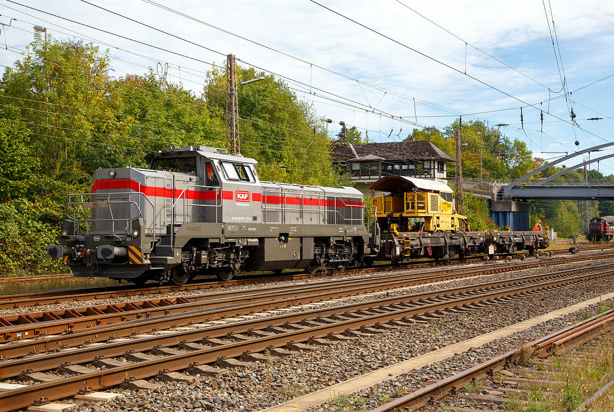 
Die Vossloh G 12 „Karl August“  92 80 4120 001-7 D-KAF der KAF Falkenhahn Bau AG (Kreuztal) rangiert die Schienenzugladeeinrichtung SILAD  40.61 (bzw. Schienenladewagen SLW 8), Schweres Nebenfahrzeug Nr. D-VMRS 99 80 9351 001-9 der Vossloh Mobile Rail Services GmbH, am 09.98.2018 in Kreuztal. 

Nochmal einen freundlichen Gruß an den Tf Steve Bäcker.