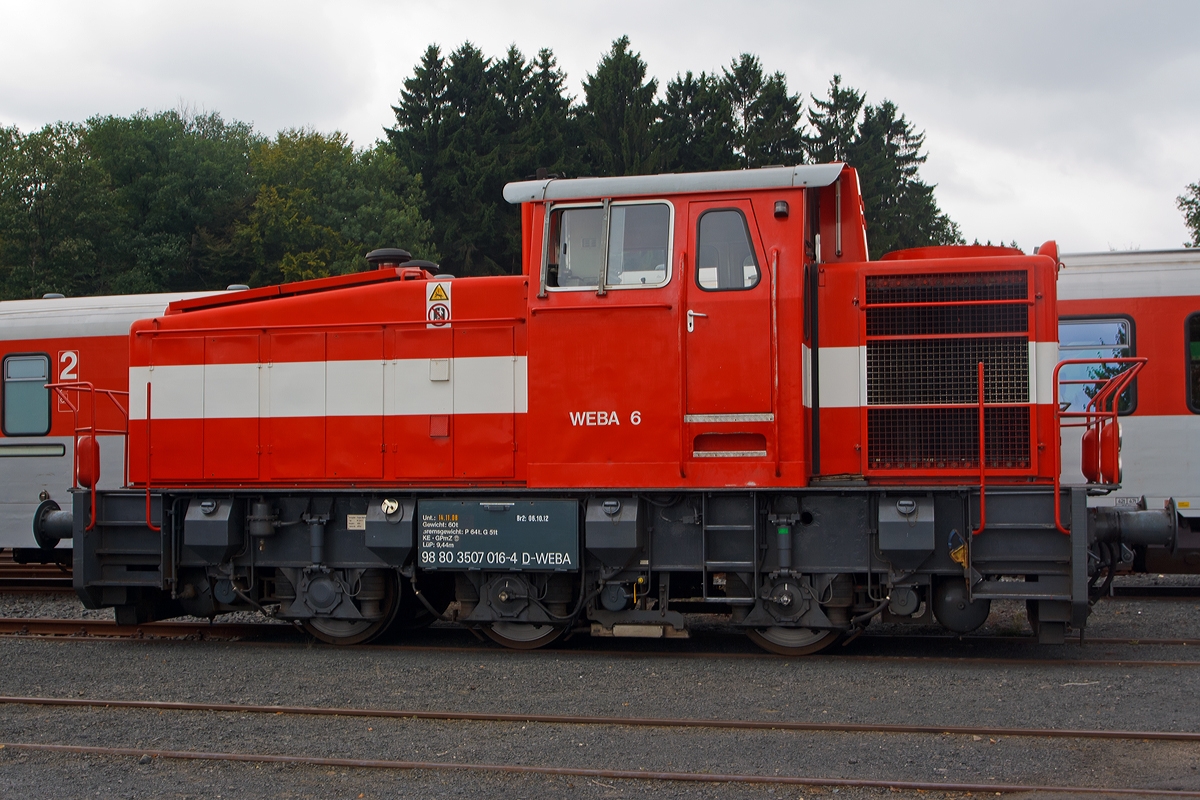 Die WEBA 6 (98 80 3507 016-4 D-WEBA) eine Krauss Maffei M 700 C der Westerwaldbahn, anlässlich der 100 Jahr Feier der Westerwaldbahn mit Tag der offenen Tür, ausgestellt am 31.08.2013 auf dem Betriebshofgelände der Westerwaldbahn in Bindweide.

Diese Lok war die erste von Krauss Maffei gebaute M 700 C, sie wurde 1968 unter der Fabriknummer 19454 als Vorführlok gebaut. 1969 wurde sie an Hoesch Bergbau AG, Verbundbergwerk Emil-Fritz in Essen-Altenessen als   M 6  verkauft, 1970 ging das Bergwerk Ruhrkohle AG ein und die Lok wurde RAG V 355 umgezeichnet, und 1981 Umzeichnung in RAG 530. 1998 wurde sie dann an OnRail, Mettmann verkauft die sie dann wiederum im Jahr 2000 an die WEBA verkaufte. Heute steht sie eigentlich ständig bei der Fa. Schütz in Selters, soll an die Firma verkauft sein und ist eingestellt bei der WEBA.

Technische Daten:
Achsfolge: C
Länge über Puffer: 9.440 mm
Leistung:  700 PS
Antrieb: Dieselhydraulisch
Höchstgeschwindigkeit:  38 km/h
Dienstgewicht:  60 t
kleinster Kurvenradius:  60 m
