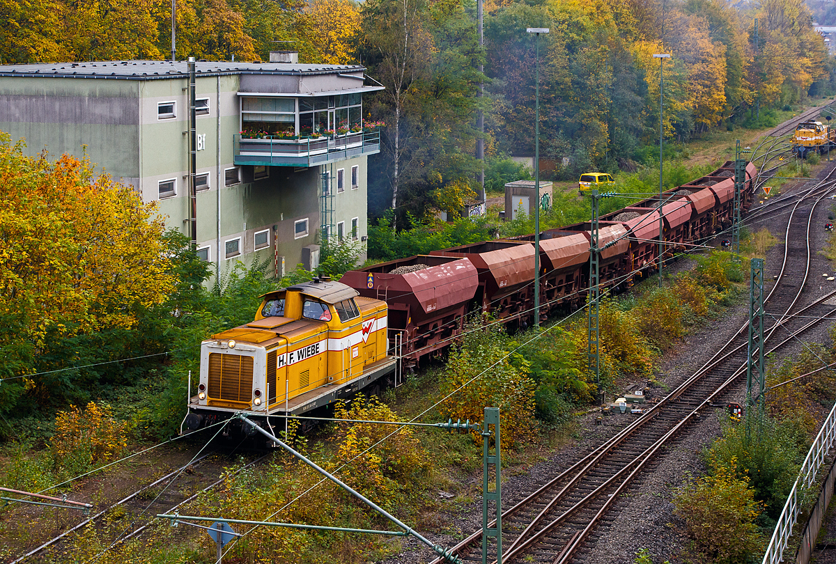 
Die Wiebe Lok 2 bzw. 211 341-3 (92 80 1211 341-3 D-BLP), ex DB 211 341-3, ex DB V 100 1341, rangiert am 18.10.2020 einen Schotterzug imRbf Betzdorf (Sieg). Links das Stellwerk Betzdorf Fahrdienstleiter (Bf).

Die V 100.10 wurde 1962 von Arnold Jung Lokomotivfabrik GmbH, Jungenthal bei Kirchen an der Sieg, unter der Fabriknummer 13468 gebaut und als V 100 1341 an die Deutsche Bundesbahn geliefert. Zum 01.01.1968 erfolgte dann die Umzeichnung in DB 211 341-3, als diese fuhr sie bis zur Ausmusterung 1988. Im Jahr 1990 ging sie an die H. F. Wiebe KG, wo sie erst als Lok 1 geführt wurde.