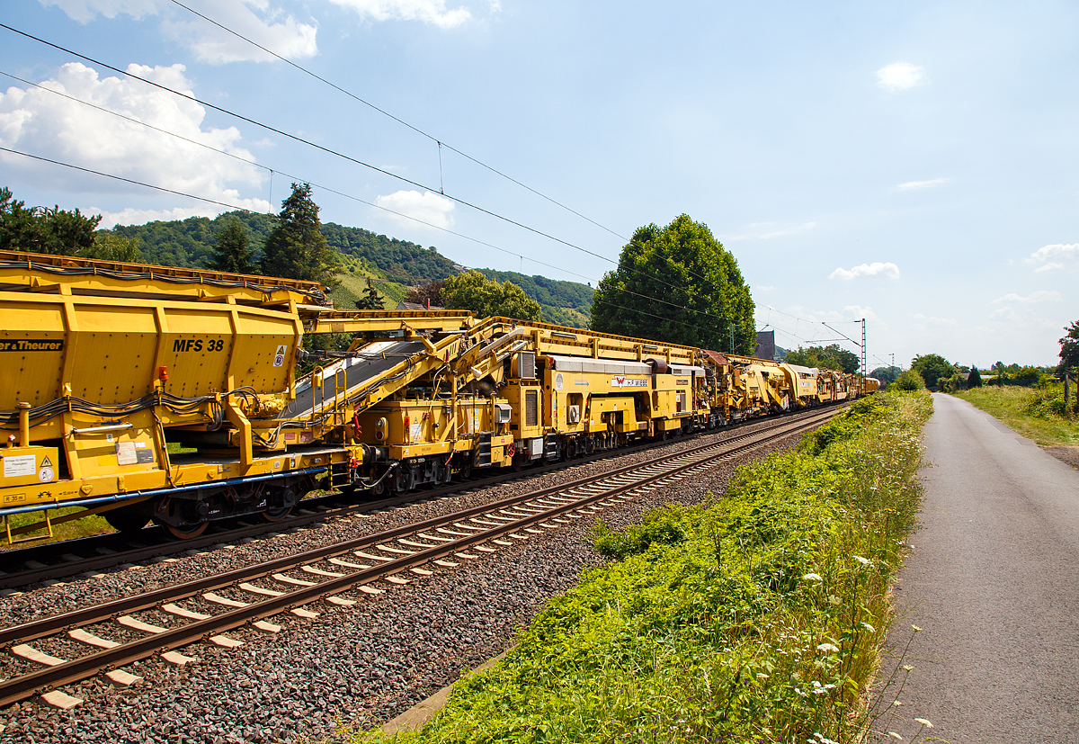 
Die Wiebe Recycling-Planumsverbesserungsmaschine mit Schotterrecycling RPMW 2002-2 am 14.07.2018 im Zugverband auf der Fahrt durch Leutesdorf,  auf der KBS 465 (Rechte Rheinstrecke) in Richtung Norden. Hier in der Bildmitte die Stopf- u. Einschotterungsmaschine

Über 140 Meter lang, knapp 5 Meter hoch und gute 560 Tonnen schwer – die Gleisbaumaschine RPMW 2002-2 gehört zu den größten der Welt. Mit ihrer beachtlichen Leistung und dem umfänglichen Leistungsspektrum ist sie ein äußerst wichtiger Bestandteil des Maschinenparks der Unternehmensgruppe Wiebe.

Die Recycling Planumsverbesserungsmaschine führt verschiedene Gleisbauarbeiten durch – und das mit einer Motorengesamtleistung von über 2100 Kilowatt. Diese Kraft kommt bei Totalsanierungen zum Tragen, bei denen die RPMW 2002-2 mehrere Arbeitsschritte simultan ausführt: Die verschmutzte Schotterbettung wird ausgebaut, das abgetragene Bettungsmaterial aufbereitet, Schotter recycelt und die Unterbauplanumsschicht erneuert.

TECHNISCHE DATEN:
Hersteller: Plasser & Theurer
Baujahr, Erstzulassung: 2000
Spurweite: 1.435 mm
Anzahl der Achsen: 29, davon 12 angetrieben
Baumaschinennummer: Aushubmaschine 3369, Recyclingmaschine 3368, Antriebswagen 3367,  Stopf- u. Einschotterungsmaschine 3370
Motoren: Caterpillar 
Leistung: 2.860 PS

Abmessungen:
Gesamtlänge über Puffer: 140,90 m
Breite: 3,29 m
Höhe: 4,65 m
Gewicht: 560 t
V zul. im Zug eingestellt: 100 km/h
V max. bei Eigenfahrt: 20 km/h
Fahrradius: 120 m

Der große Unterschied zwischen Planumsverbesserungsmaschine und Bettungsreinigungsmaschinen besteht darin, dass die Planumsverbesserungsmaschine nicht nur den Schotter ausheben und recyceln kann, sondern auch einen Teil des Planums (Unterbau) ausheben (bis 1.200 mm unter SOK). Zudem kann die RPM vor der Neuschotterung (Recycling- mit Neumaterial) auch eine Planumsschutzschicht (PSS-Material) einbringen.
Der Neuschottern wird durch die Stopfeinrichtung 09-32 Stopfsatellit im Gleisbett verdichtet und das Gleis ist danach wieder mit 70 km/h befahrbar.