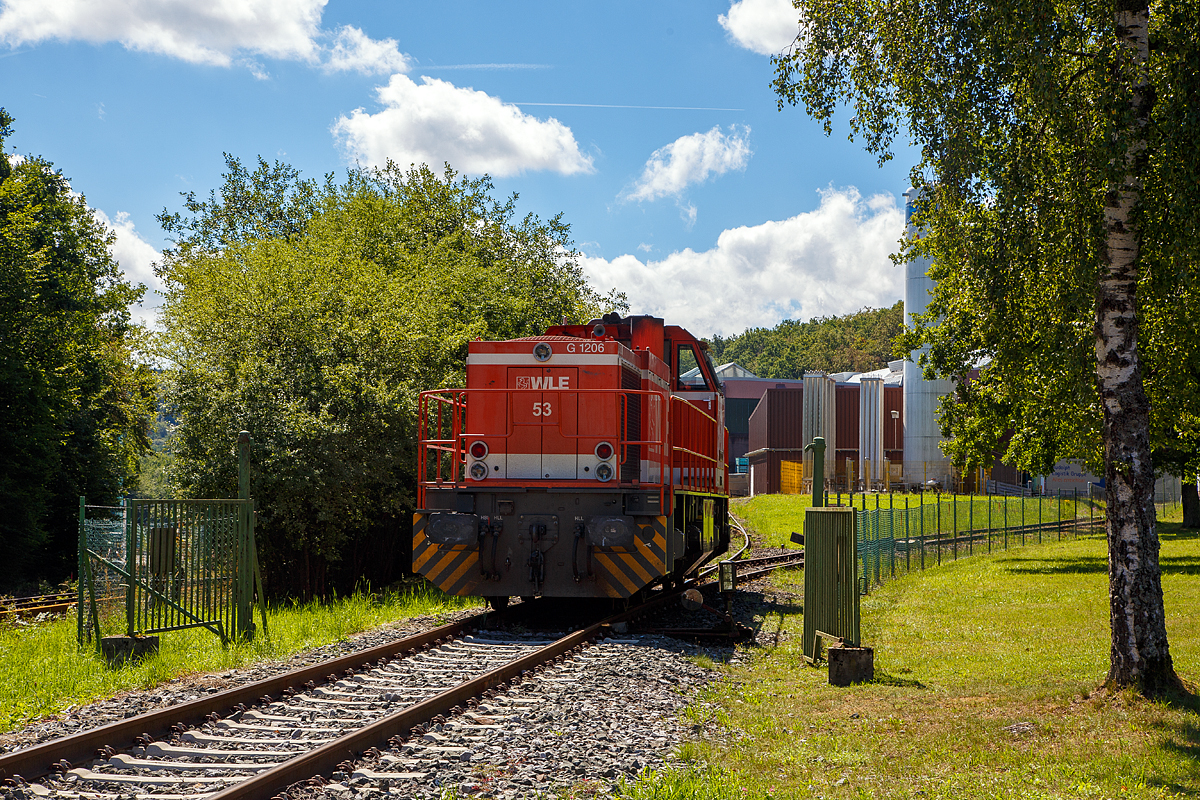 
Die WLE 53  Kreis Soest  (92 80 1275 505-6 D-WLE), eine Vossloh G 1206 (ehem. MaK) der Westfälische Landes-Eisenbahn GmbH (Lippstadt) steht am 20.08.2020 am Werksanschluss der Salzgitter Mannesmann Precision GmbH in Burbach-Holzhausen. Sie wartet auf ihre Wagen, aber erst wenn die Wagen mit Luppen (Rohrrohlinge) leer sind, kann sie die Heimreise antreten.

Die G 1206 wurde 2008 Vossloh in Kiel unter der Fabriknummer 5001639 gebaut, sie hat die EBA-Nummer EBA 08D08M 005.  