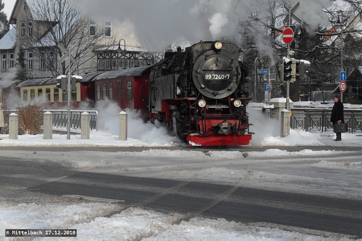Die wohl bekannteste Stra�enkreuzung bei der HSB. Hier dampft am 17.12.2010 99 7240-7 mit ihrem Zug nach Eisfelder Talm�hle dar�ber.