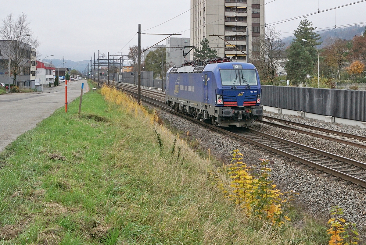 Die WRS 193 493 auf der Fahrt nach Biel/Bienne bei Grenchen.

11. Nov. 2020