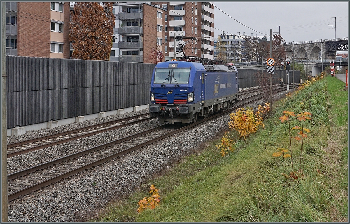 Die WRS  193 493 auf der Fahrt nach Biel/Bienne bei Grenchen. 

11. Nov. 2020