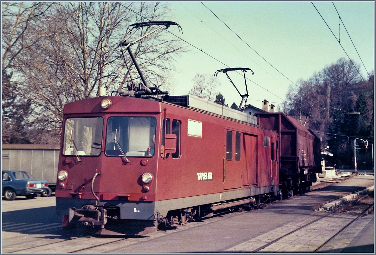 Die WSB De 4/4 rangiert in Teufenthal. 

März 1985