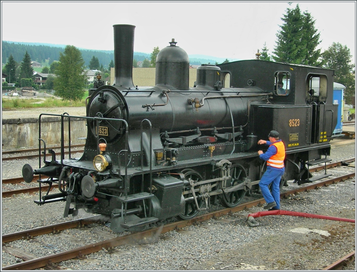 Die zierliche E 3/3 8523 (gebaut 1915) der CTVJ (Compagnie du Train à vapeur de la Vallée de Joux) wird in Le Brassus, alter Bahnhof für die Rückfahrt vorbereitet. 
(Bei der Bildbearbeitung wurde die ohnehin kaum in Erscheinung tretende, da überbelichtete, Fahrleitung entfernt.)

23. Juli 2006