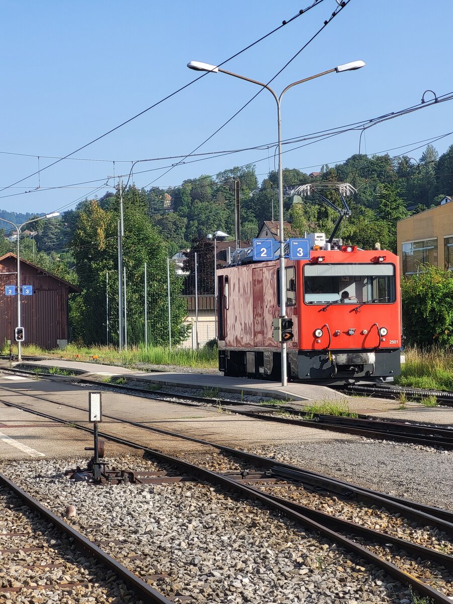Die zum Fotografieren nicht so geschickt stehende MOB HGem 2/2 2501 in Blonay.
14. August 2025