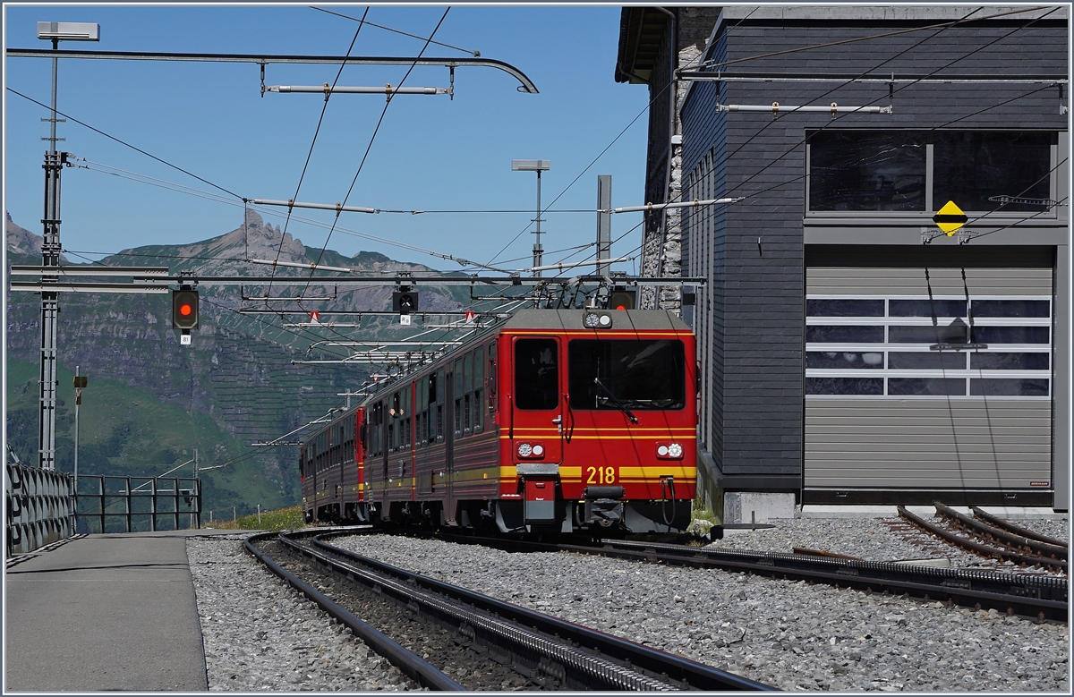 Die zwei Bhe 4/8 Pendelzge N 218 und 217 verlassen die Station Eigergletscher Richtung Kleine Scheidegg.
8. August 2016