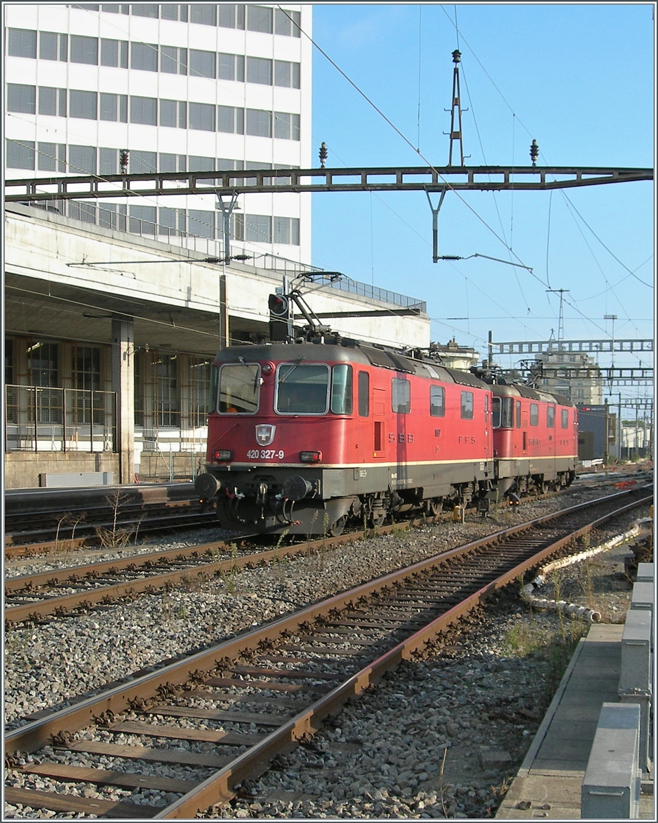 Die zwei SBB Re 4/4 II 11327 und 324 (RE 420 327-9 und 420 324-6) verlassen Lausanne in Richtung Wallis. 

8. Nov. 2024