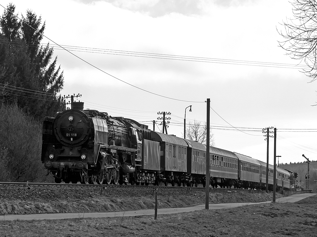 
Die Zweizylinder-Schnellzuglokomotive 01 118 der HEF (Historischen Eisenbahn Frankfurt e. V. ), ex DR 01 2118-6, am 22.03.2015 mit dem Dampfsonderzug  WESTERWALD EXPRESS  als Eilzug 25710  (Frankfurt a.M. - Limburg/Lahn - Hachenburg), hier auf der Oberwesterwaldbahn (KBS 461) bei Rotenhain bzw. Stockum-Püschen. 

Da die Strecke hier leicht abfällt mit die Lok nur rollen lassen. 

Eigentlich sollte die 52 4867 den Zug führen, aber die 01 kommt auch sehr recht.