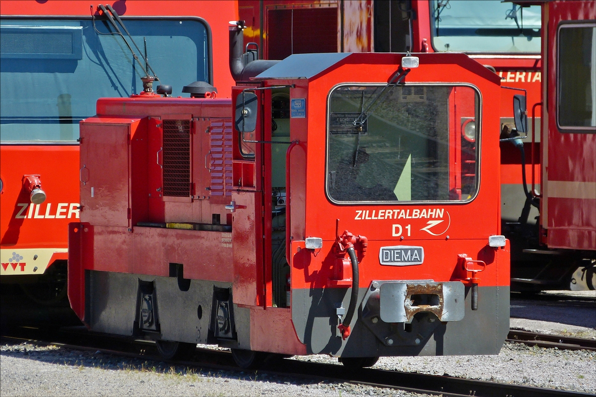 .Diema D1 Baujahr 1991; war zuvor bei Holcim Zementwek in Brunnen (CH) im Einsatz, seit 2013 wird sie in Jenbach fr den Werkstttenverschub eingesetzt.
 
Technische Daten: 
Spurweite 760 mm; 
LP 5900; 
Vmax 20 km/h; 
Leistung250 Ps; 
aufgenommen im Bahnhofsbereich von Jenbach.  24.08.2016 (Hans)