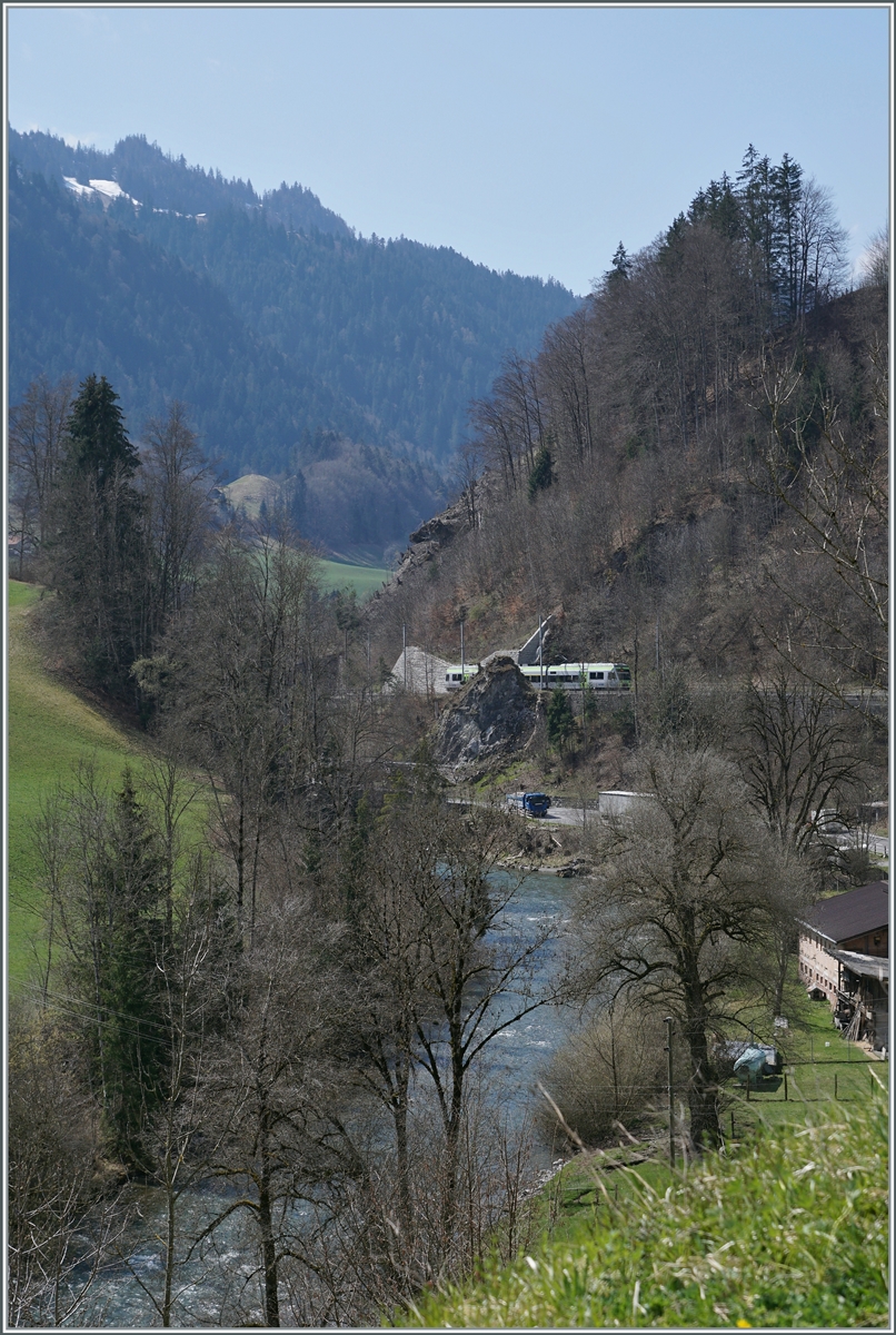 Dies Bild verdeutlicht, weshalb der Ort Enge heisst. Der BLS RABe 525 039  NINA  erreicht in Kürze Enge im Simmental.

14. April 2021