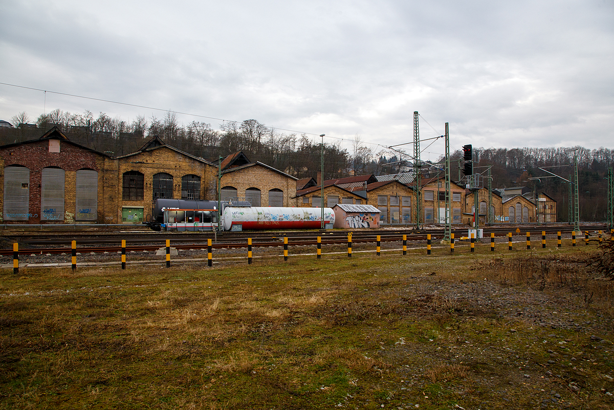 Dies sind noch die Reste vom ehemaligen BW Betzdorf (Sieg), die ehemaligen Schienenbus-Hallen und Werksttten, hier am 23.12.2021. In den letzten Jahren war es an einen groen Brombel und Lagerksten Hersteller der Region vermietet. Bald soll es noch Plnen der Stadt, zu Betzdorfs neuen Mittelpunkt werden. Auf dem ca. 10.000 m groen Areal sollen Wohnungen, Einkaufmglichkeiten und Arbeitspltze entstehen. So steht wohl bald diesen Gebuden auch der Abriss bevor. Der ehemalige Ringlokschuppen wurde bereits 2013/14 abgebrochen.