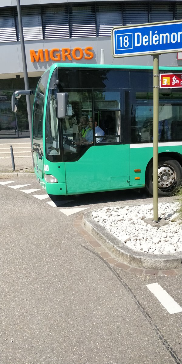 Dies ist der Wagen 800 (Mercedes O530�?) von BVB, der am 22.6.2018 in Laufen als Fahrschulbus unterwegs war. Leider konnte ich ihn nicht in seiner vollen Pracht Fotografieren da ich selber in einen Mercedes O530 Facelift gesehsen bin.