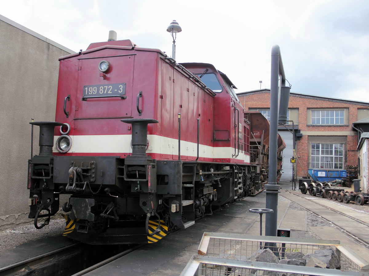 Diese Aufnahme wurde im Rahmen einer Fhrung bei einer Sonderfahrt des Freundeskreises Selketalbahn von Gernrode nach Wernigerode am 24. Mai 2014 auf dem Betriebsgelnde der Werkstatt der HSB in Wernigerode Westerntor gefertigt.

199 872-3 abgestellt mit Rollbock Anhnger.