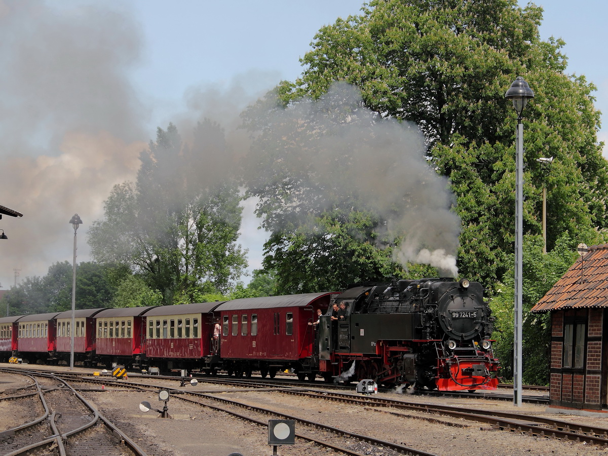 Diese Aufnahme wurde im Rahmen einer Führung bei einer Sonderfahrt des Freundeskreises Selketalbahn von Gernrode nach Wernigerode am 24. Mai 2014 auf dem Betriebsgelände der Werkstatt der HSB in Wernigerode Westerntor gefertigt.

Einfahrt 99 7244-5 in den Bahnhof Wernigerode Westerntor zur Weiterfahrt in Richtung Brocken.