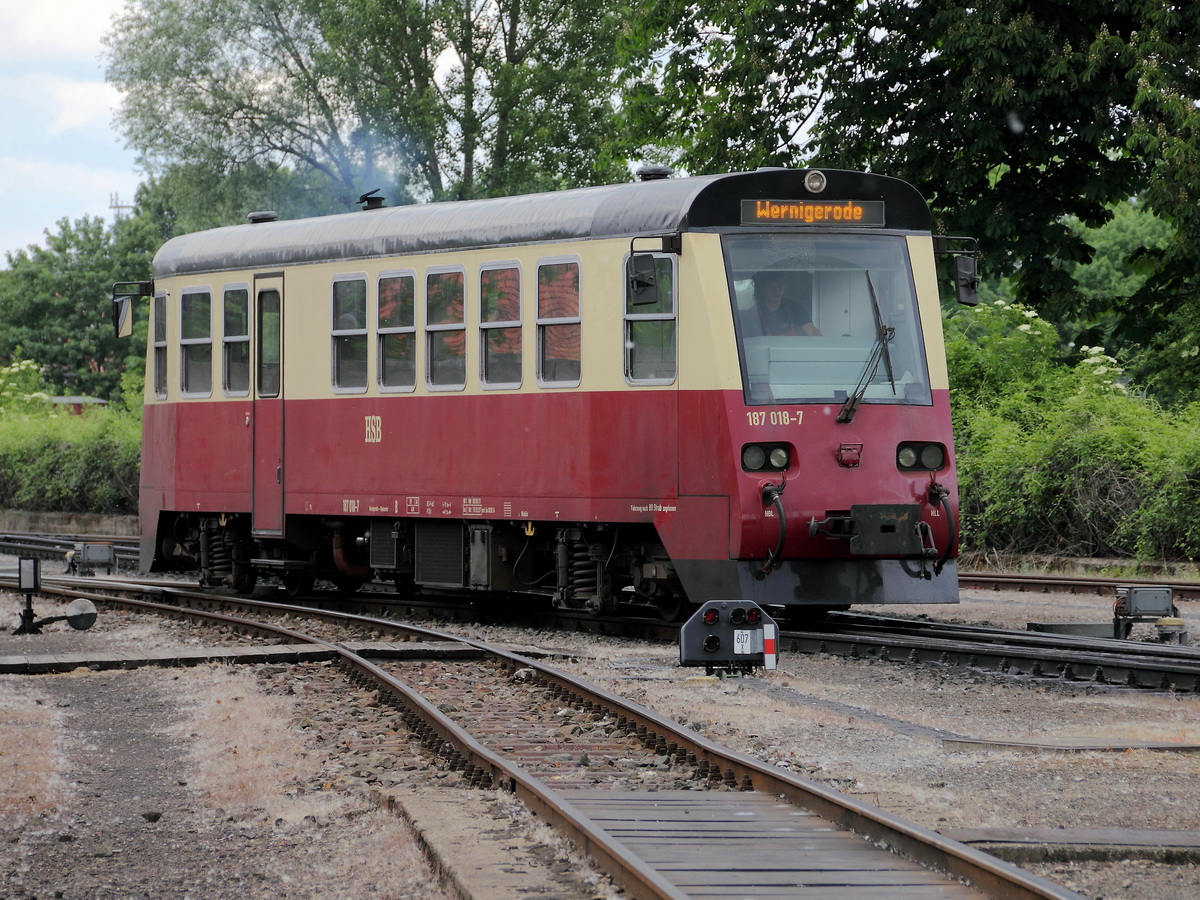 Diese Aufnahme wurde im Rahmen einer Führung bei einer Sonderfahrt des Freundeskreises Selketalbahn von Gernrode nach Wernigerode am 24. Mai 2014 auf dem Betriebsgelände der Werkstatt der HSB in Wernigerode Westerntor gefertigt.

Bereitstellen 187 018-7 zur Fahrt nach Wernigerode.