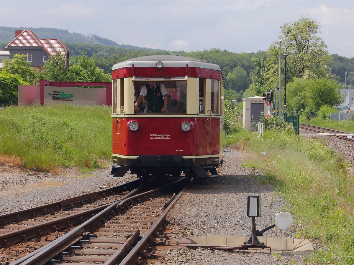 Diese Aufnahme wurde im Rahmen einer Führung bei einer Sonderfahrt des Freundeskreises Selketalbahn von Gernrode nach Wernigerode am 24. Mai 2014 auf dem Betriebsgelände der Werkstatt der HSB in Wernigerode Westerntor und anschließender Besichtigung der Fahrzeughalle der HSB in Wernigerode gefertigt.

187 001-3 fährt nach dem Durchfahren der Fahrzeughalle wieder in den Bahnhof Wernigerode auf das Gleis 30.