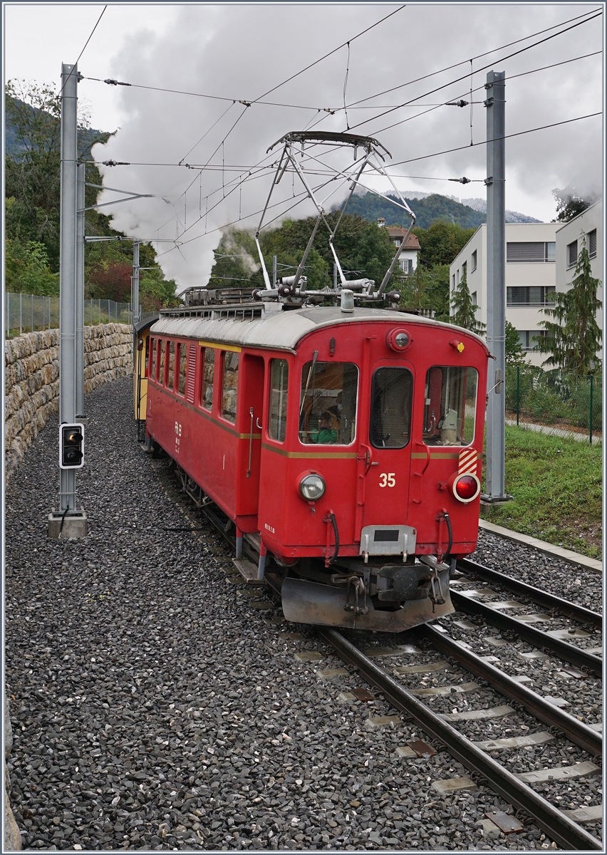 Diese Bilderserie ergänzt einige Bilder zum selben Thema welche schon länger eingestellt wurden und schliesst mit der RhB ABe 4/4 am Schluss des Gesellschaftsextrazugs bei der Ausfahrt in St-Légier Gare. 

27. Sept. 2020