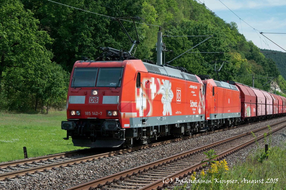 Diese Doppelbespannung mit den 185 Werbe Lok Edelweiß Schweiz und Gipser Zug erwischte ich im August 2015 zwischen der 
Ortslage Remschütz bei Saalfeld und den Bahnhof Rudolstadt.
Gruß Hartmut