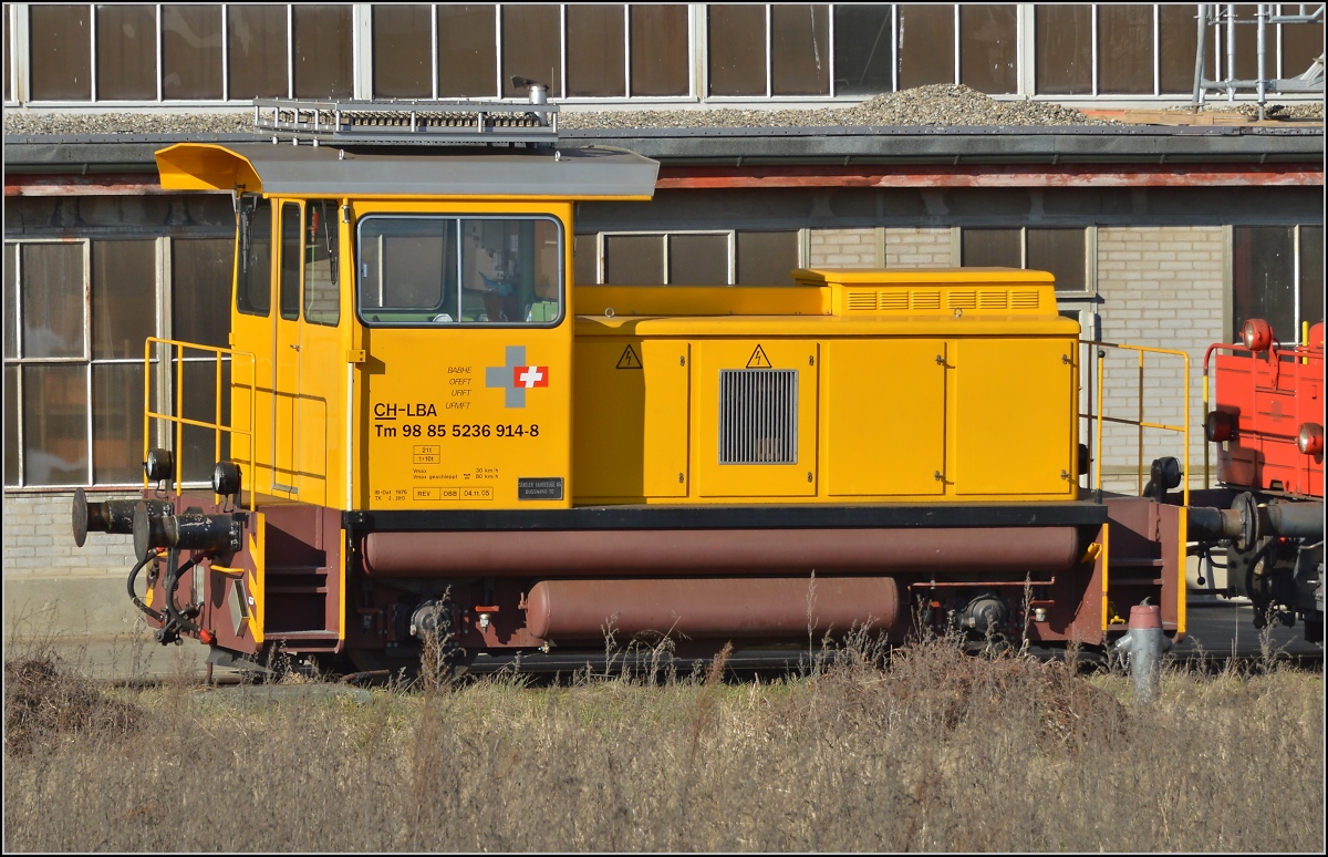 Diese Lok hier gibt es normal gar nie zu sehen, denn dieser Rangiertraktor arbeitet sonst völlig abgeschottet von der Öffentlichkeit beim Schweizer Militär. Hier zeigt sich Tm 236 914-8 mal bei Tageslicht. Er wartet auf die Revision bei der Firma Stauffer in Frauenfeld. Februar 2014. 