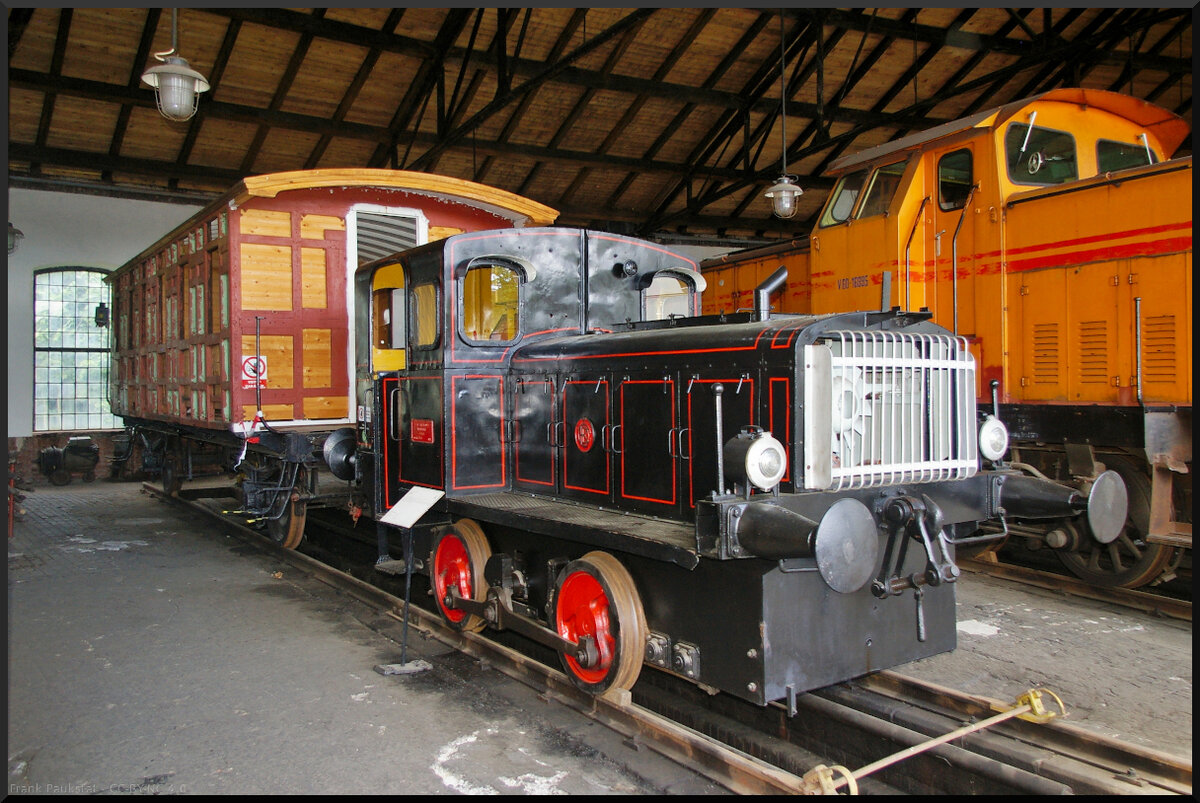 Diese schöne Kleindiesellok des Typs BN60 mit Stangenantrieb stand im Lokschuppen des Eisenbahnmuseums Jaroměř. Gebaut wurde die Lok von ČKD Sokolovo im Jahr 1957.

Jaroměř, 21.05.2022
