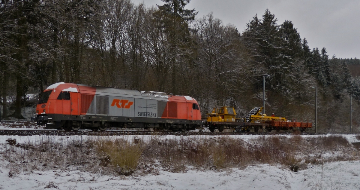 Diesellok 2016 905-9 der Gleisbaufirma Swietelsky, zieht den Metallsammelwagen mit gemütlichem Tempo über das Gleis um mittels der Magnetrolle die Eisenteile im Gleisbett über das Förderband in den Güterwagen zu befördern. Aufgenommen zwischen Mecher und Drauffelt. 06.04.2021