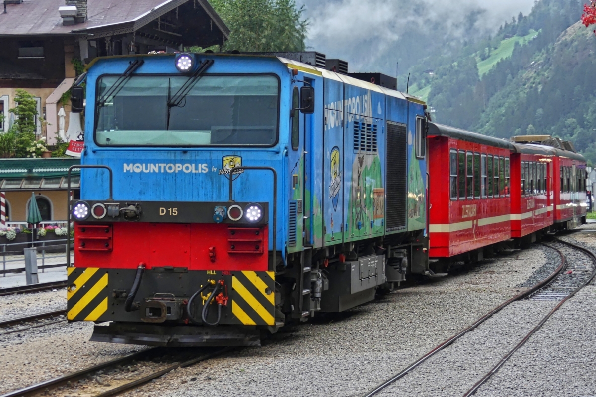 Diesellok D 15 der Zillertalbahn fhrt mit ihrem Zug in den Endbahnhof Mayrhofen ein. 19.08.2024 Schmalspurlok D75 BB-SE, gebaut von der Gmeinder Lokomotivenfabrik, Achsformel B’B‘, Spurweite 760 mm, Lnge 14.640 m, Breite 2,45 m, Hhe 3.650 m, Max km/h 80 km, Motor von Caterpillar. (Wikipedia)