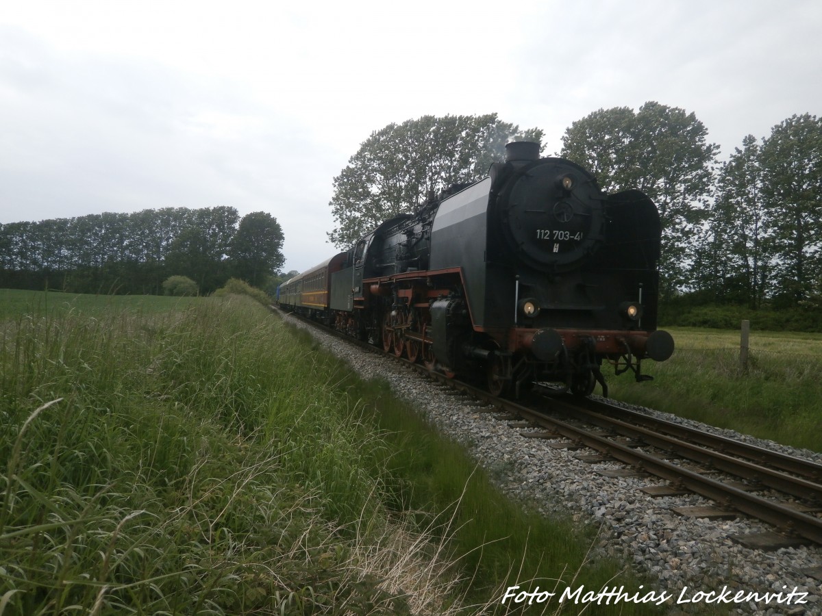 Diesellok oder doch Dampflok?

50 3501 mit der Nummer 112 703-4 von der V100  Ost  Diesellok unterwegs nach Lauterbach Mole am 31.5.15