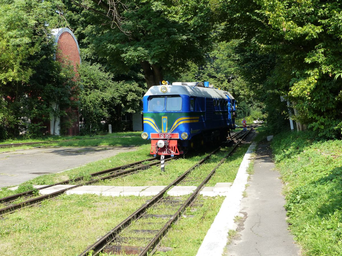 Diesellokomotive TU2 087 der Kindereisenbahn. Strijskij Park, Lviv Ukraine 31-08-2019.

Diesellocomotief TU2 087 van de pionier of kinderspoorweg. Strijskij Park, Lviv, Oekrane 31-08-2019. 