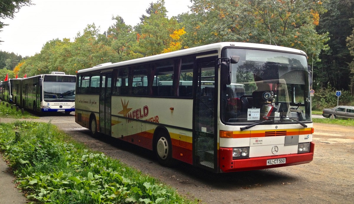 Dieser Mercedes-Benz O 408 von Imfeld Reisen aus Landstuhl stand whrend eines Bundesligaspiels des 1.FCK auf einem Parkplatz und wartete auf seinen Einsatz.
