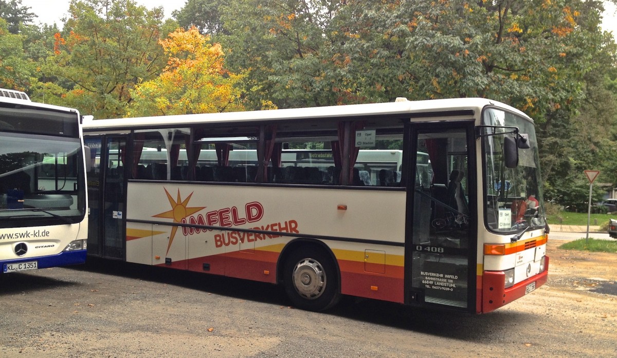 Dieser Mercedes-Benz O 408 von Imfeld Reisen aus Landstuhl stand w�hrend eines Bundesligaspiels des 1.FCK auf einem Parkplatz und wartete auf seinen Einsatz.

