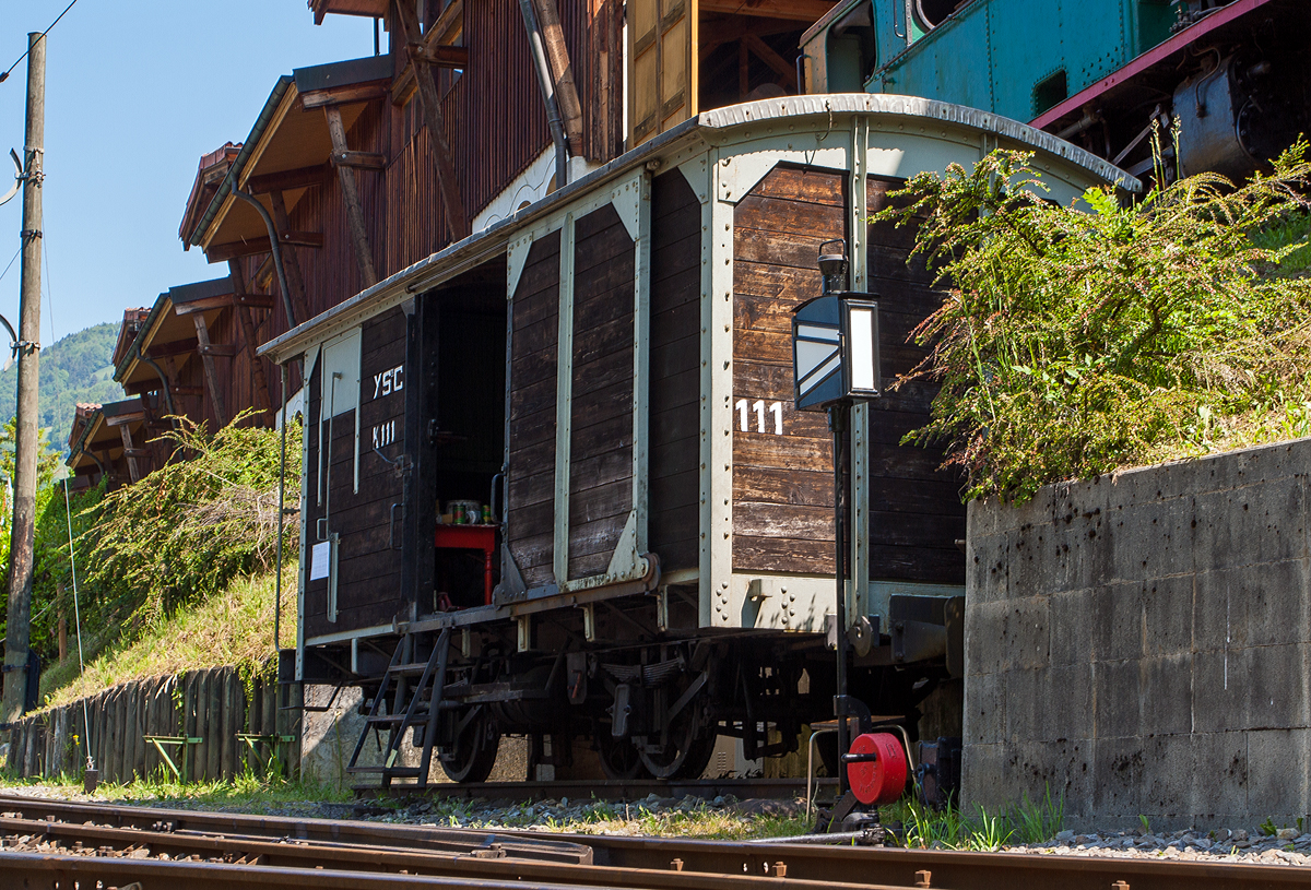 Dieser schmalspurige zweiachsige Gedeckte Güterwagen K 111 diente der Museumsbahn Blonay–Chamby gegenüber der Bekohlungsanlage des Museums in Chaulin als Materiallager (hier am 27.05.2012). 

Er wurde 1886 Baume & Merpent für die Chemin de fer Yverdon–Ste-Croix (YSteC), eine schmalspurige Privatbahn im Kanton Waadt, gebaut. Die Strecke führt von Yverdon-les-Bains am Südende des Neuenburgersees nach Ste-Croix im Waadtländer Jura. Sie ist Teil des regionalen Verkehrsunternehmens Travys.

Leider ist der Wagen im Winter 2014 nach Brand verschrottet worden.
