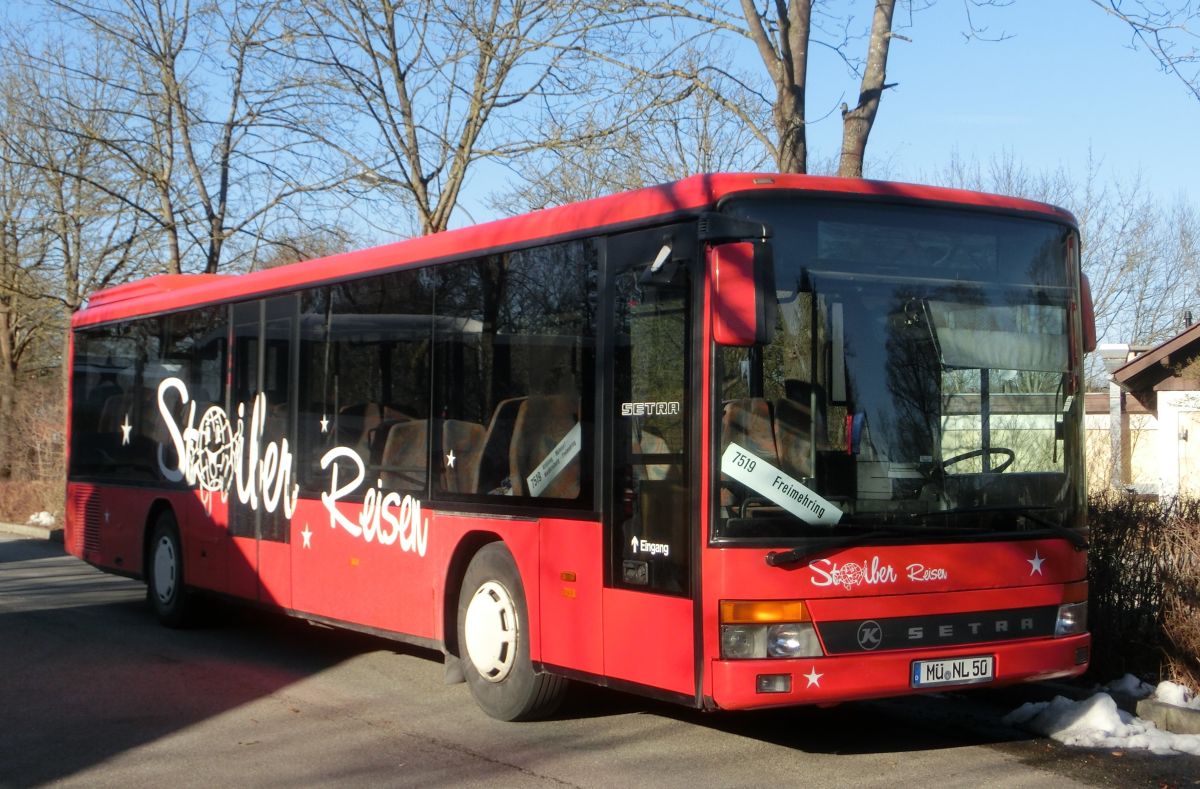 Dieser Setra S 315 NF von Stoiber Reisen aus Ranoldsberg bei Buchbach wird auf der RBO-Linie 7519 Freimehring - Altötting eingesetzt. Er stammt von der RVS / Südwestbus (Wagennr. KA-RS 446), ist Jahrgang 1996, hat 45+2 Sitzplätze (Überlandbestuhlung 'SC'), Schiebetüren und als Antrieb einen Reihensechszylinder Typ MB OM 447 hLA mit 184 kW (250 PS) sowie ein Sechsgang-Handschaltgetriebe vom Typ ZF S 6-85.
Die Aufnahme entstand am 20. 2. 2015 am Busbahnhof in der Griesstraße in Altötting.