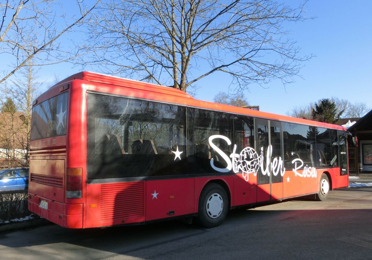 Dieser Setra S 315 NF von Stoiber Reisen aus Ranoldsberg bei Buchbach wird auf der RBO-Linie 7519 Freimehring - Altötting eingesetzt. Er stammt von der RVS / Südwestbus (Wagennr. KA-RS 446), ist Jahrgang 1996, hat 45+2 Sitzplätze (Überlandbestuhlung 'SC'), Schiebetüren und als Antrieb einen Reihensechszylinder Typ MB OM 447 hLA mit 184 kW (250 PS) sowie ein Sechsgang-Handschaltgetriebe vom Typ ZF S 6-85.
Die Aufnahme entstand am 20. 2. 2015 am Busbahnhof in der Griesstraße in Altötting.